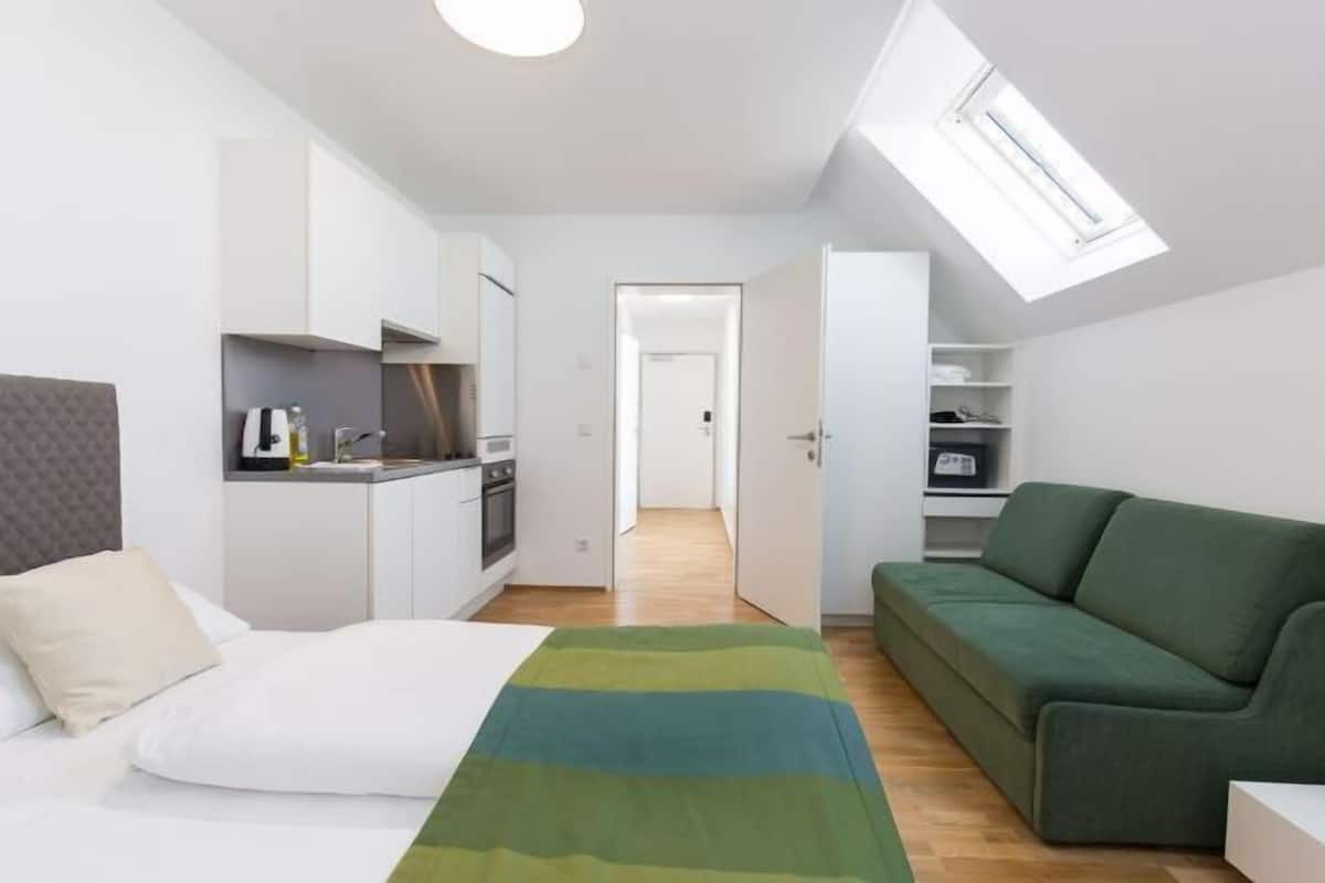 1 bedroom, hypo-allergenic bedding available, down comforters
