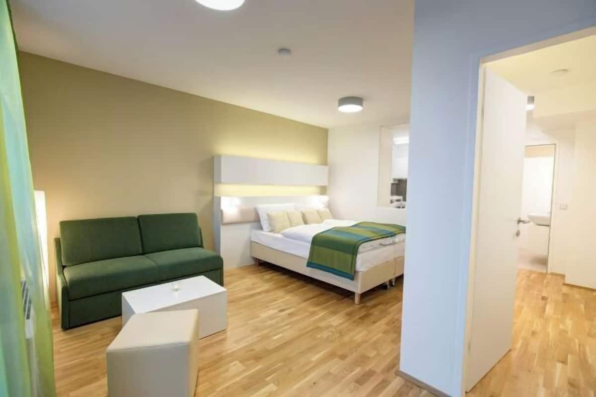 1 bedroom, hypo-allergenic bedding available, down comforters