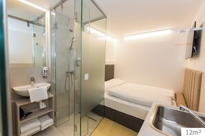 Quarto básico | Banheiro | Secador de cabelo, toalhas de banho, papel higiênico