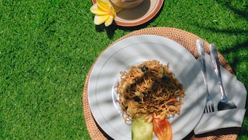每日供应当地美食早餐(每人 IDR 25000)