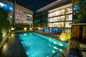 Utomhuspool, öppet 06.00 till 21.00, parasoller och solstolar