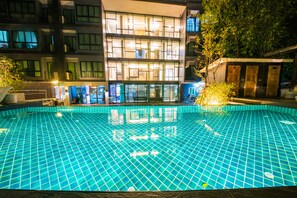Piscina externa, funciona das 6h às 21h, guarda-sóis, espreguiçadeiras
