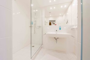 Deluxe Double Room, Non Smoking, Lakeside | Bathroom | Shower, bathrobes, towels - Hotel Bellevue (Seeboden)