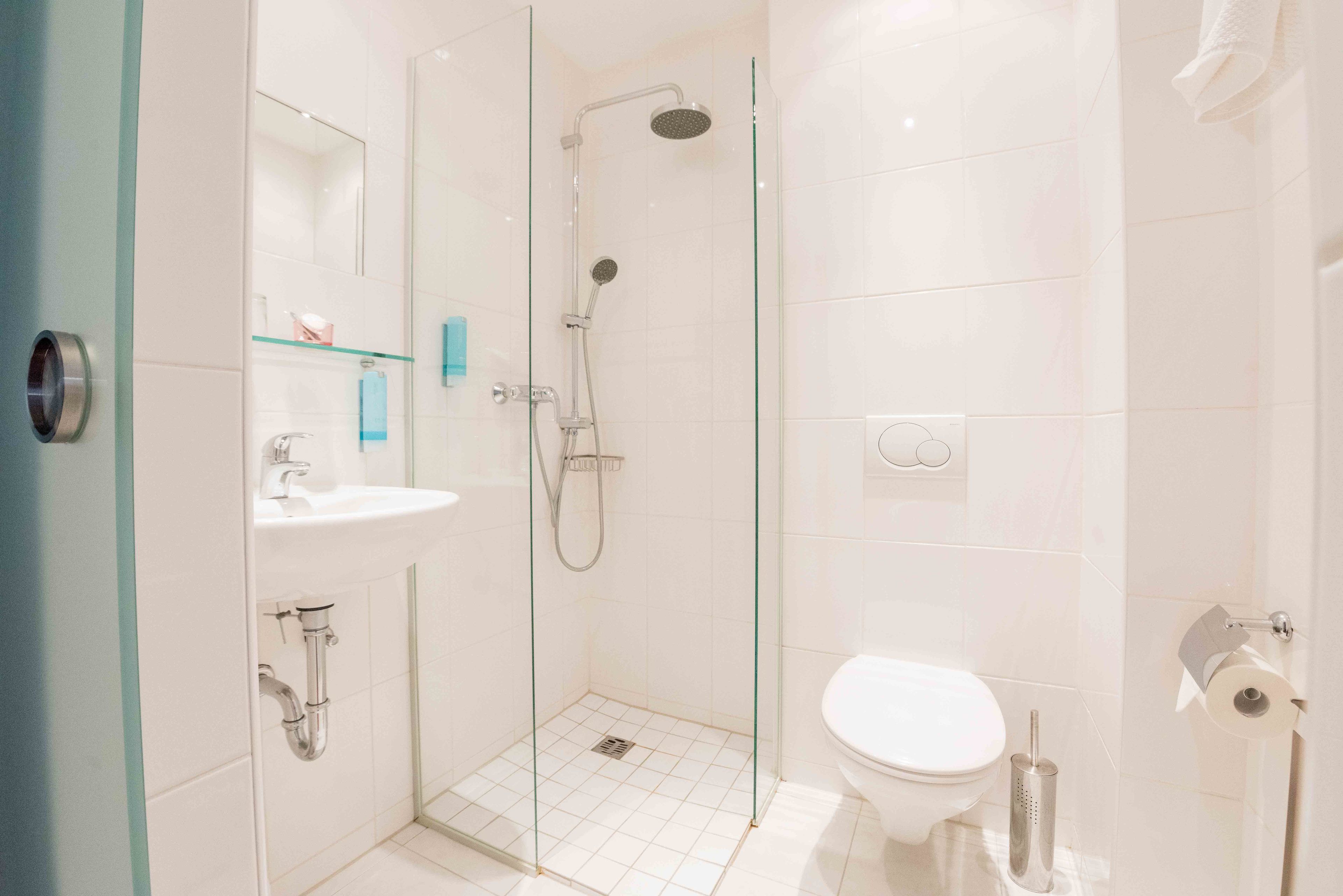 single room, non smoking | bathroom | shower, bathrobes, towels