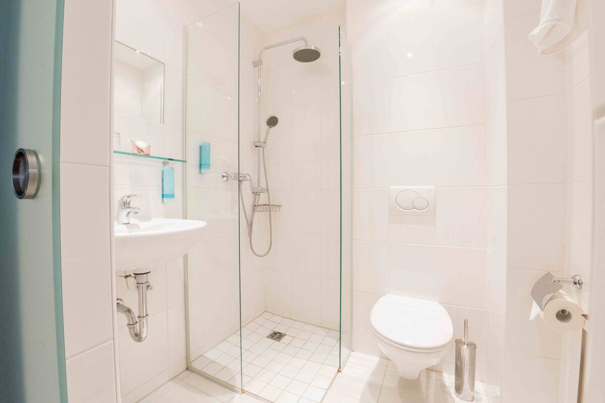 single room, non smoking | bathroom | shower, bathrobes, towels