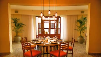 2 restaurantes, é servido jantar