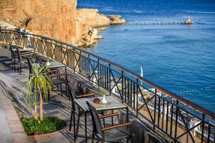 2 restaurantes; se sirven cenas y cocina de Oriente Medio 