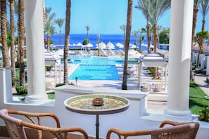 Outdoor pool, pool umbrellas, sun loungers - JAZ Fanara Residence - All Inclusive (Sharm El Sheikh)