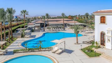 Kolam renang outdoor, dengan payung kolam renang dan kursi berjemur