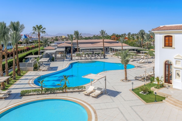 Piscina all'aperto, ombrelloni da piscina, lettini