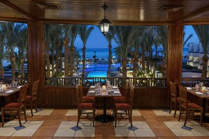 2 restaurantes; se sirven cenas 