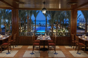 2 restaurants; dinner served 