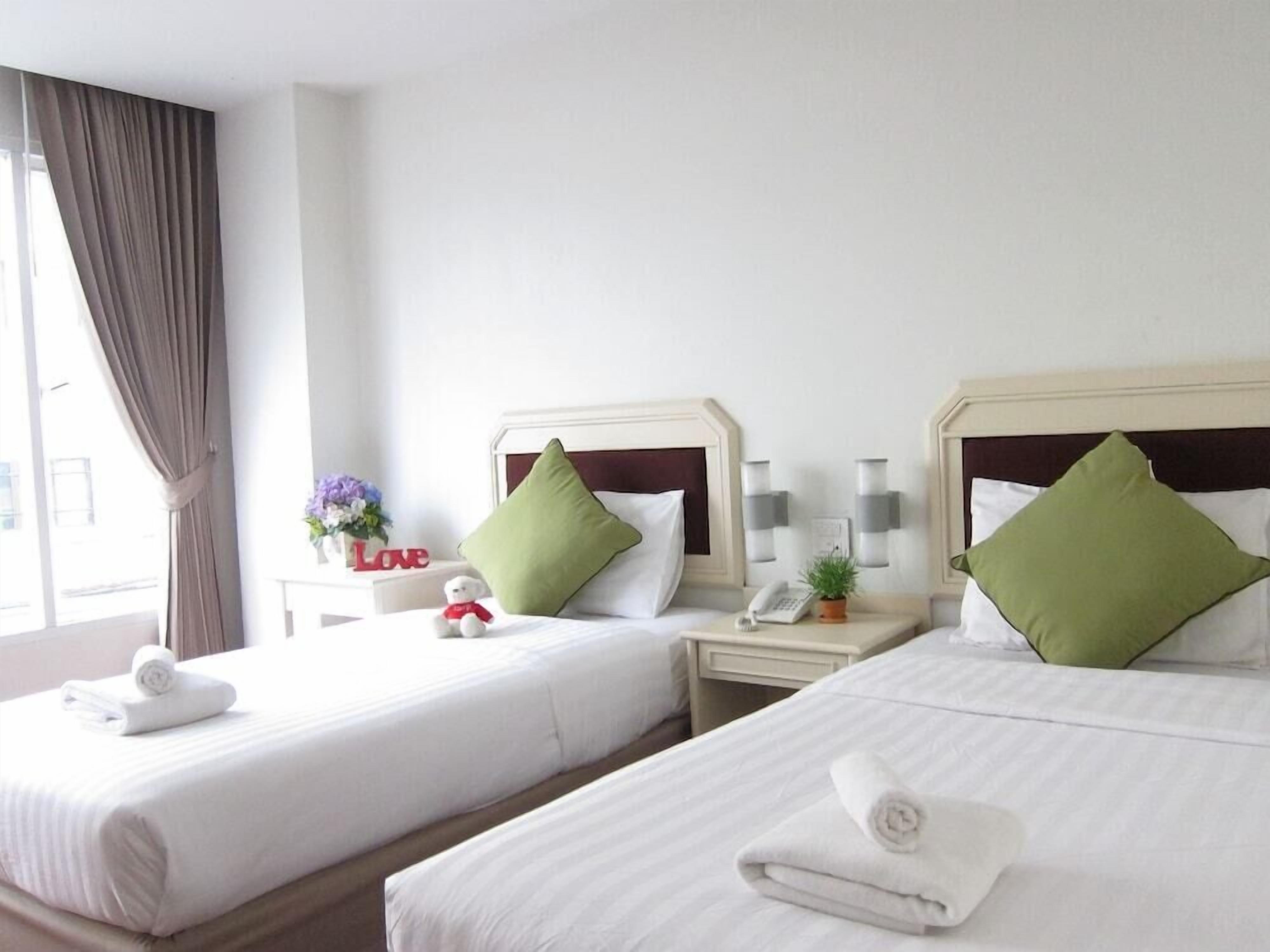 Bàn, giường gấp/giường phụ (phụ phí) 