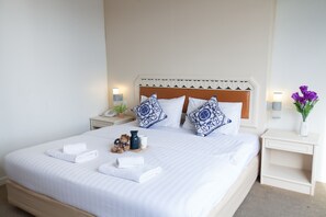 Habitación estándar doble | Escritorio, camas supletorias, wifi gratis y ropa de cama