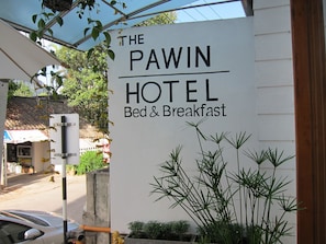 En skylt för hotellet och bed & breakfast-anläggningen The Pawin.