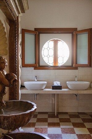 Luxury Suite, 1 King Bed with Sofa bed, Accessible, Garden View | Bathroom | Free toiletries, hair dryer, towels