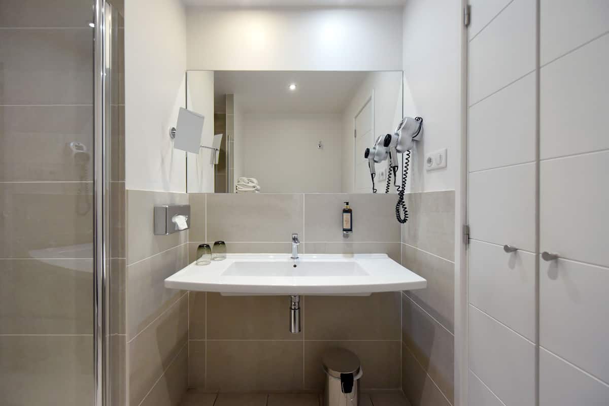 hair dryer, towels, soap, shampoo