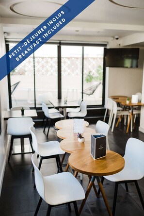 Se ofrece un desayuno bufé (14 EUR por persona)