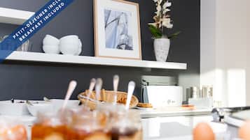 Se ofrece un desayuno bufé (14 EUR por persona)