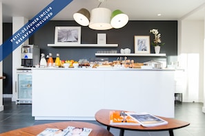 Desayuno buffet (EUR 14 por persona)