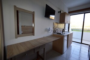 Habitación con 1 cama matrimonial o 2 individuales | Cocina privada | Refrigerador, cafetera y tetera, tetera eléctrica y periquera 