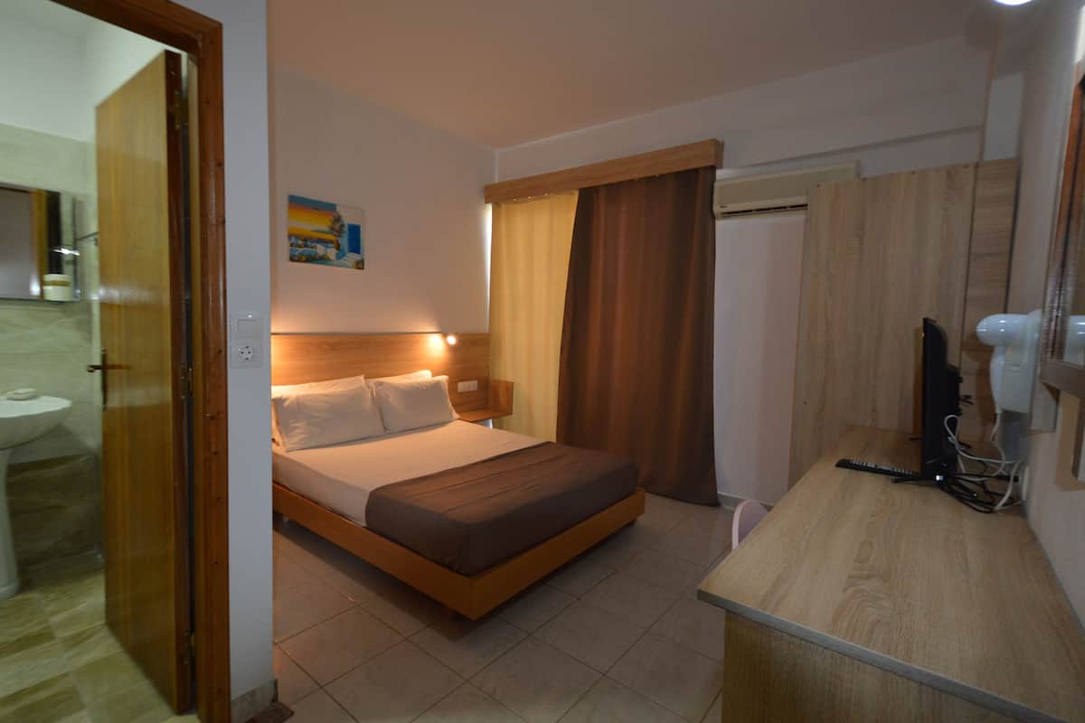 Chambre Double ou avec lits jumeaux | Bureau, rideaux occultants, fer et planche Ă repasser