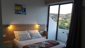 Escriptori, cortines opaques i planxa i posts de planxar 