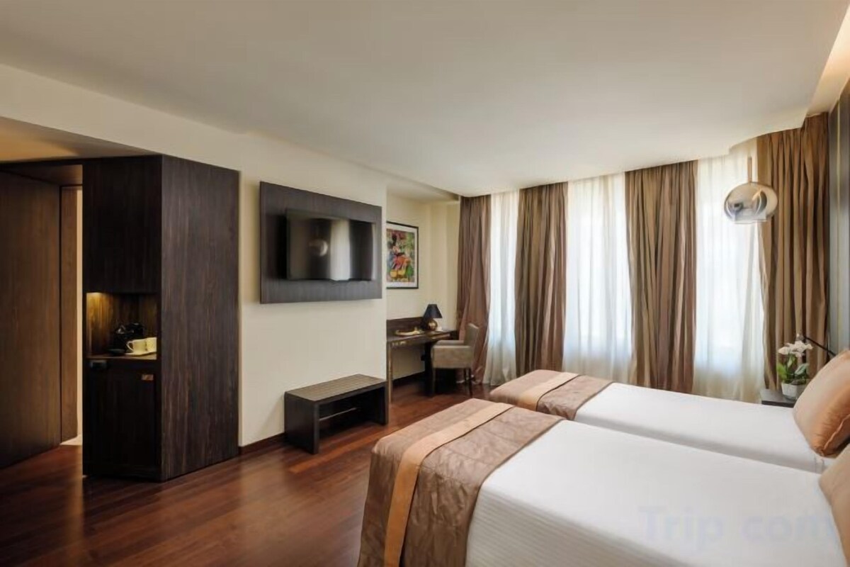 Ropa de cama de alta calidad, cubrecamas y minibar 