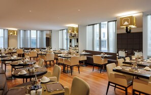 Petit déjeuner buffet servi en semaine (30 EUR par personne)