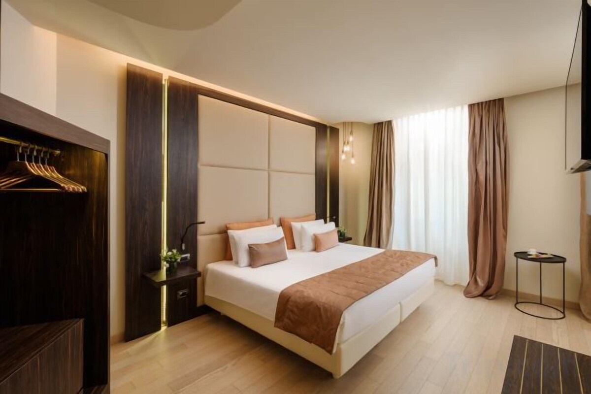 Ropa de cama de alta calidad, edredones de plumas, minibar y caja fuerte