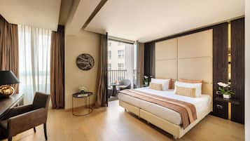 Exclusive-Doppel- oder -Zweibettzimmer, Balkon, Stadtblick | Hochwertige Bettwaren, Daunenbettdecken, Minibar, Zimmersafe