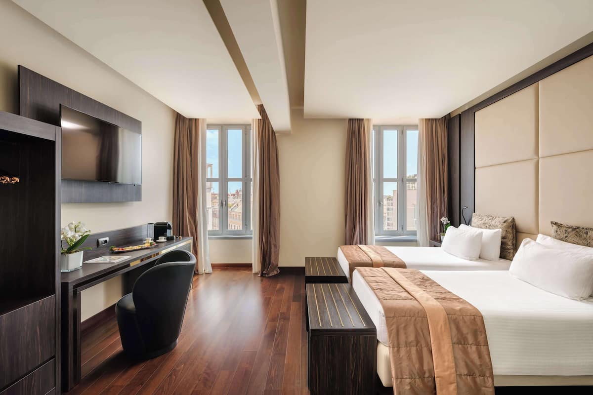 Habitación Deluxe (Grand) | Ropa de cama de alta calidad, edredón y minibar