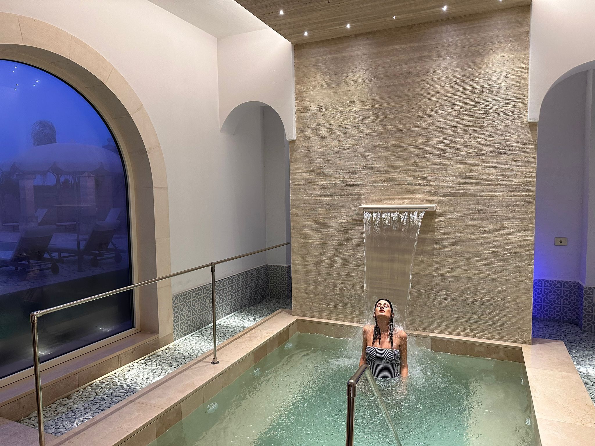 三溫暖烤箱、浴缸、蒸氣室、熱石按摩、運動按摩、按摩服務