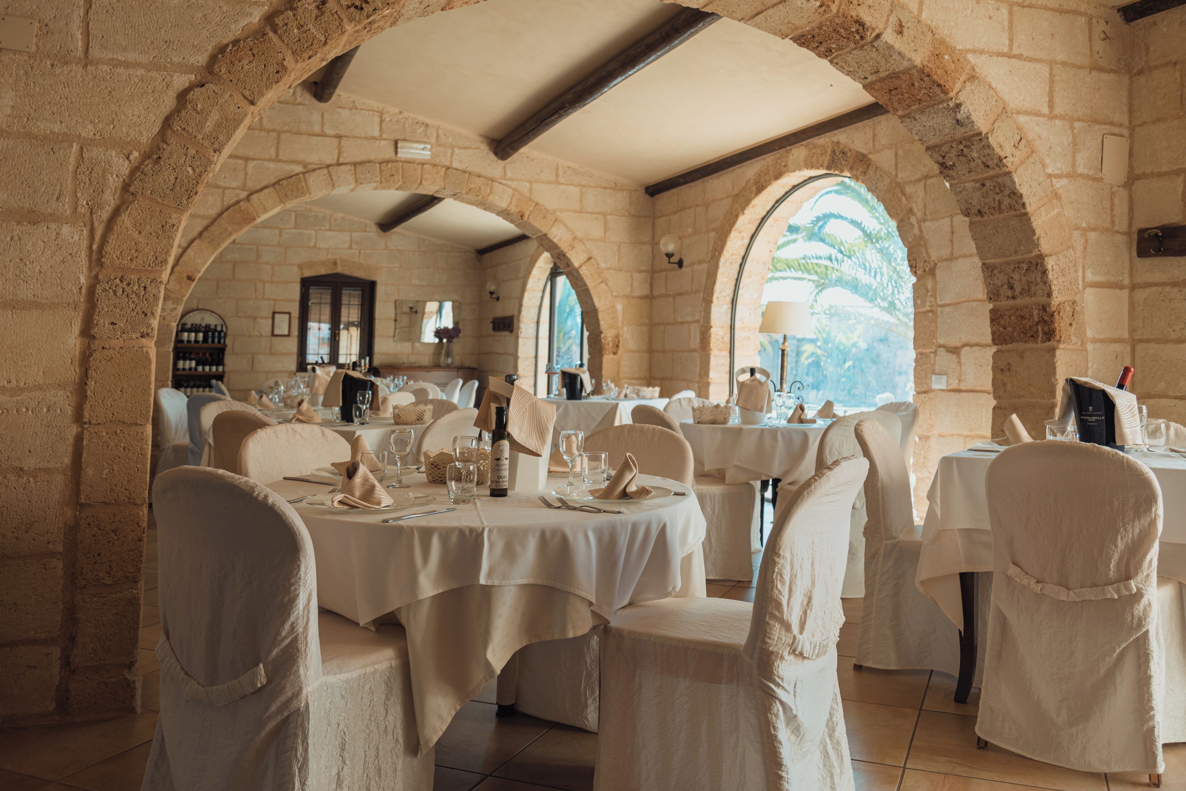 حيث تُقدم وجبات الإفطار، الغداء، العشاء، الأطباق المحلية