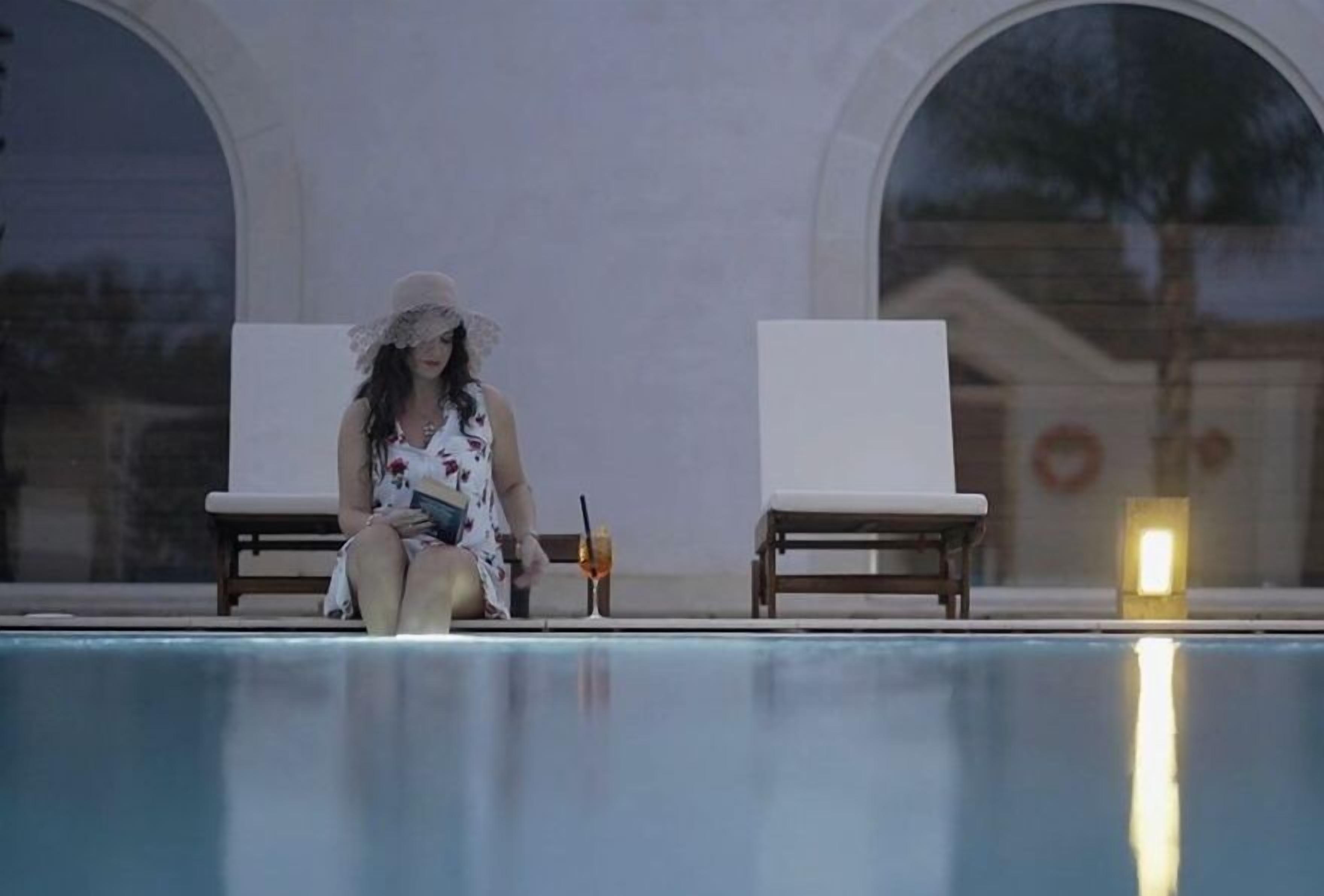 Un espace aménagé au bord de la piscine, avec des chaises longues et des boissons.