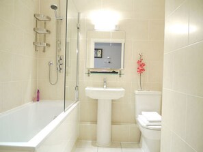 Baignoire et douche séparées, sèche-cheveux, serviettes fournies
