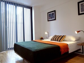 Iron/ironing board, cots/infant beds, rollaway beds, free WiFi - Ridos Níké Apartments (London)