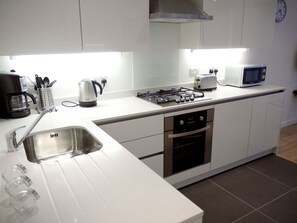 Full-sized fridge, microwave, stovetop, dishwasher - Ridos Níké Apartments (London)