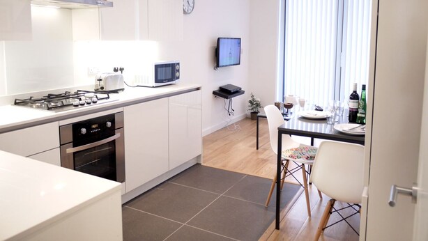 Coffee/tea maker, full-size fridge, microwave, stovetop - Ridos Níké Apartments (London)