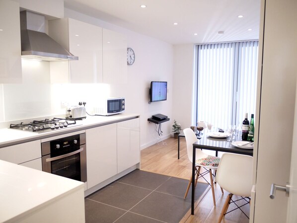 Full-sized fridge, microwave, stovetop, dishwasher - Ridos Níké Apartments (London)