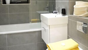 Separate tub and shower, hair dryer, towels - Ridos Níké Apartments (London)