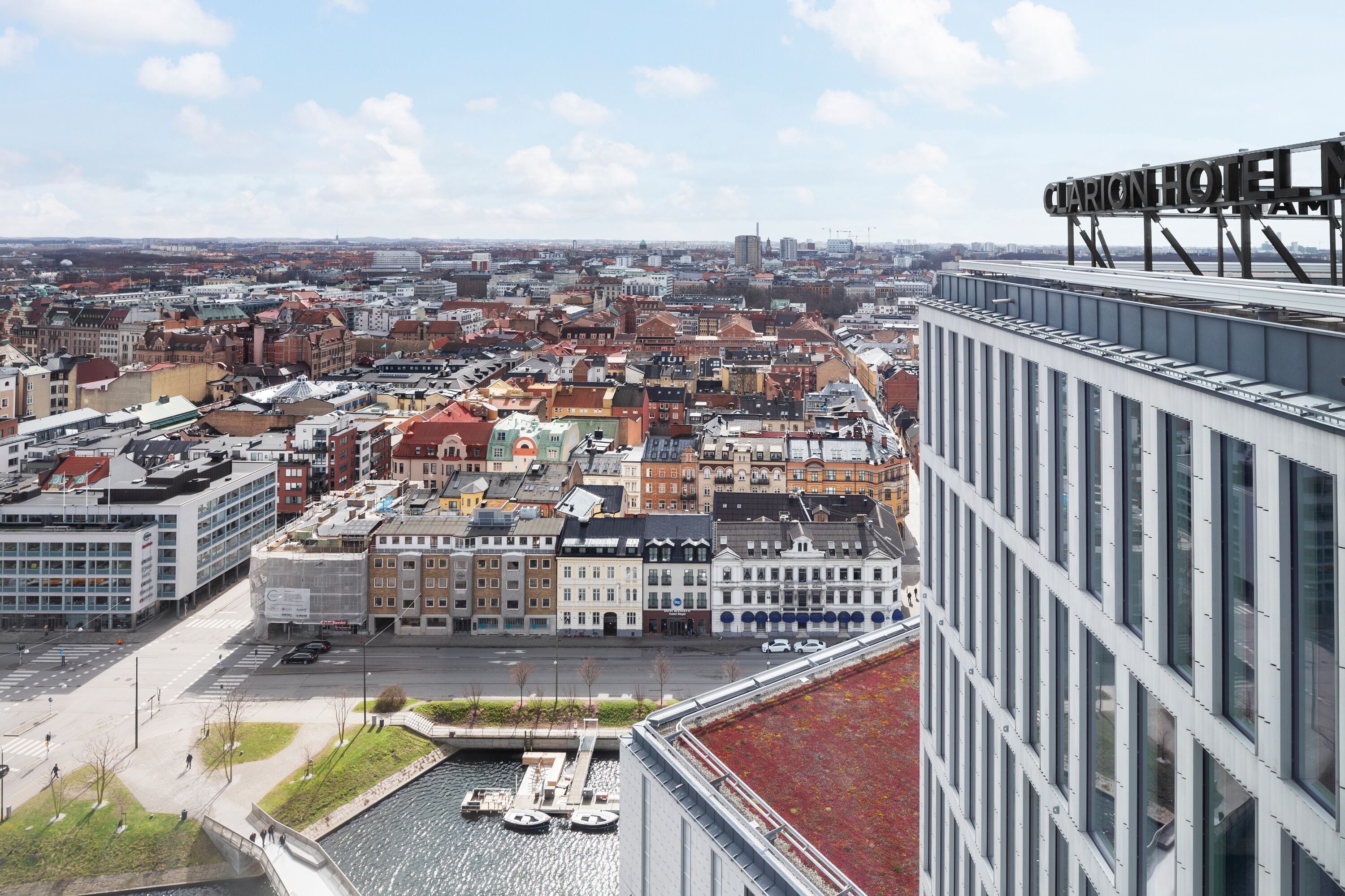 Superior-rum | Allergitestade sängkläder, minibar och värdeförvaringsskåp på rummet