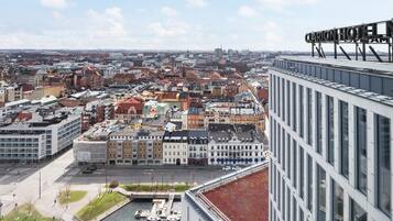 Superior-rum | Allergitestade sängkläder, minibar och värdeförvaringsskåp på rummet