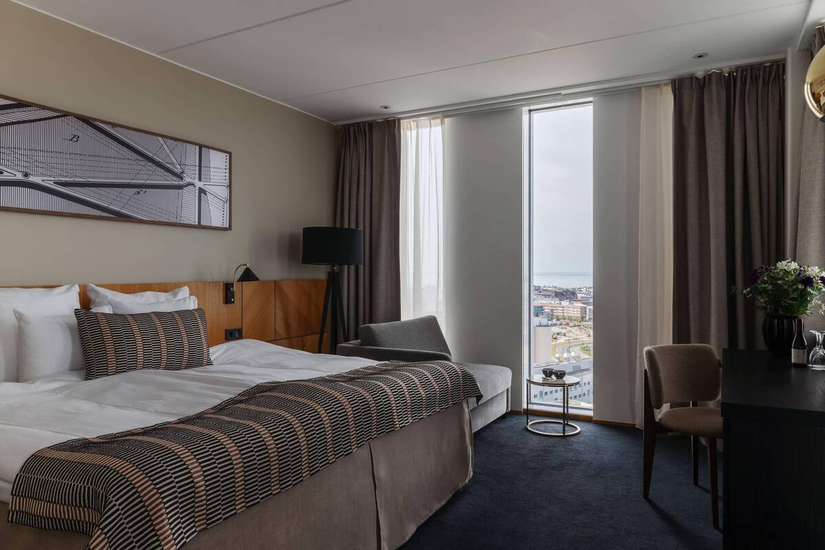 Habitación superior | Ropa de cama hipoalergénica, minibar, caja fuerte y escritorio