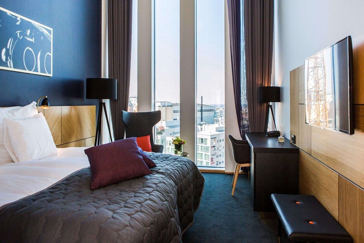 Hypo-allergenic bedding, minibar, in-room safe, desk