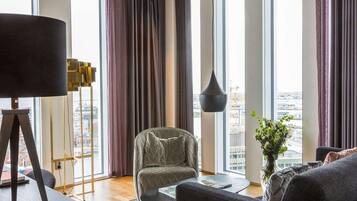 Deluxe-værelse - 1 dobbeltseng med sovesofa - ikke-ryger | Allergivenligt sengetøj, minibar, pengeskab på værelset, skrivebord