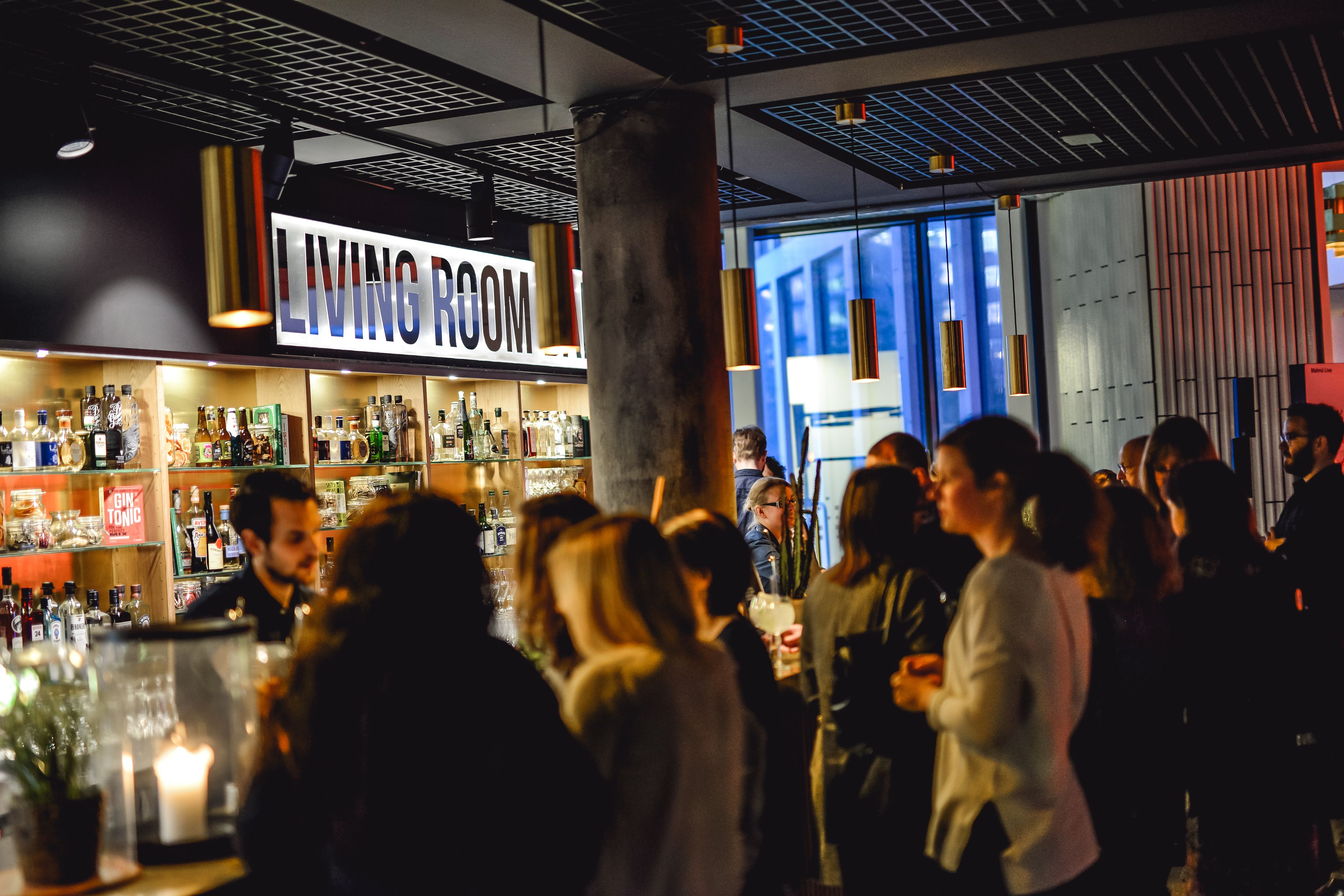 Un espace bar animé, avec une enseigne bien visible indiquant « SALON ».