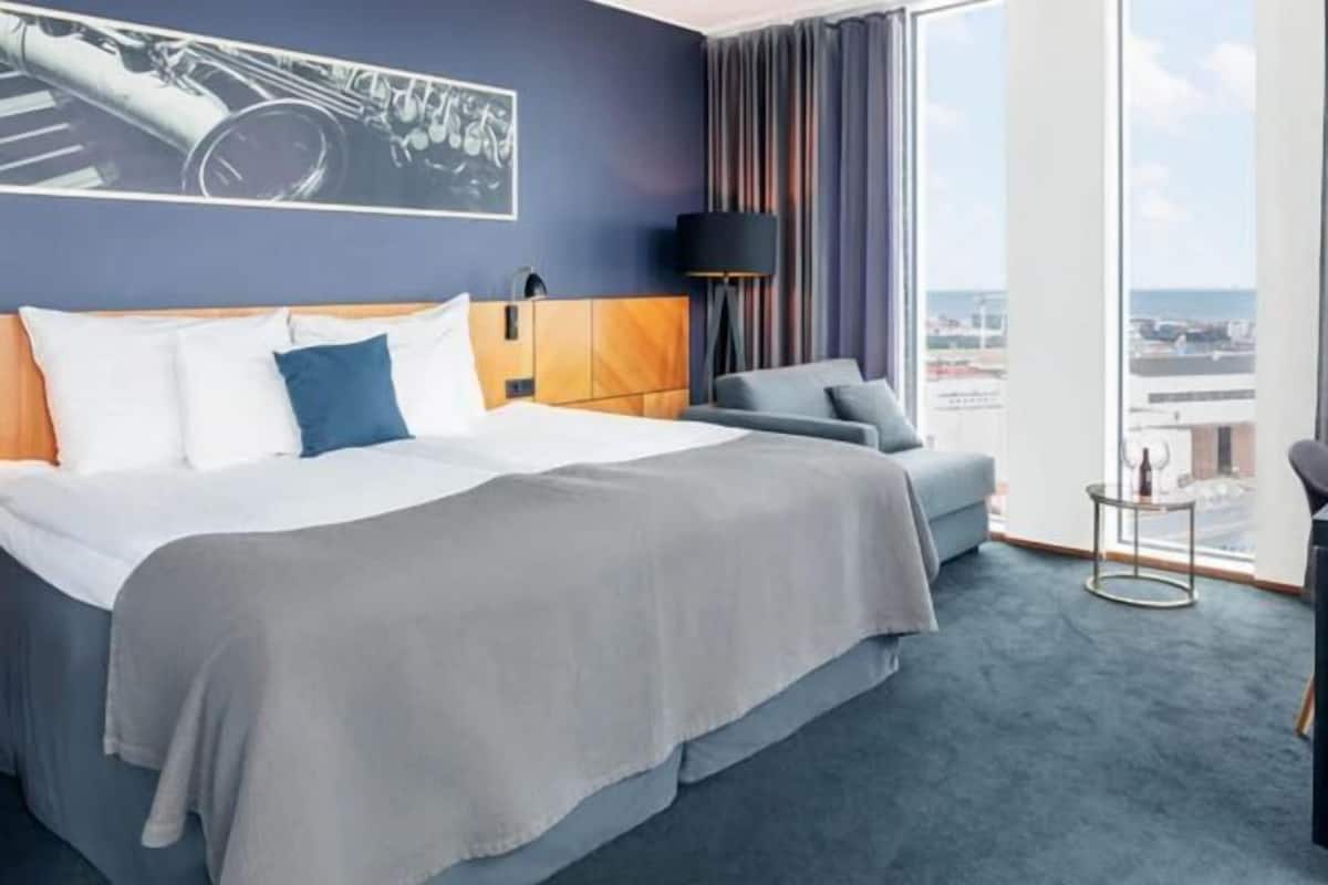 Hypo-allergenic bedding, minibar, in-room safe, desk