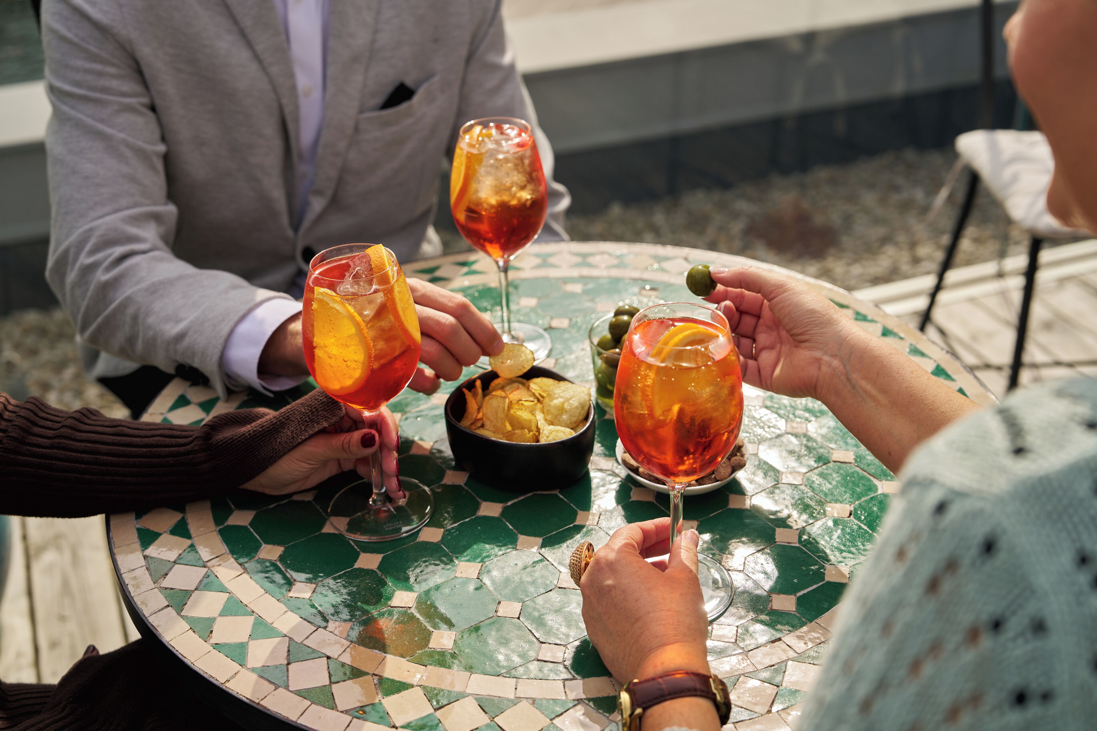 2 bars/lounges, lobby lounge