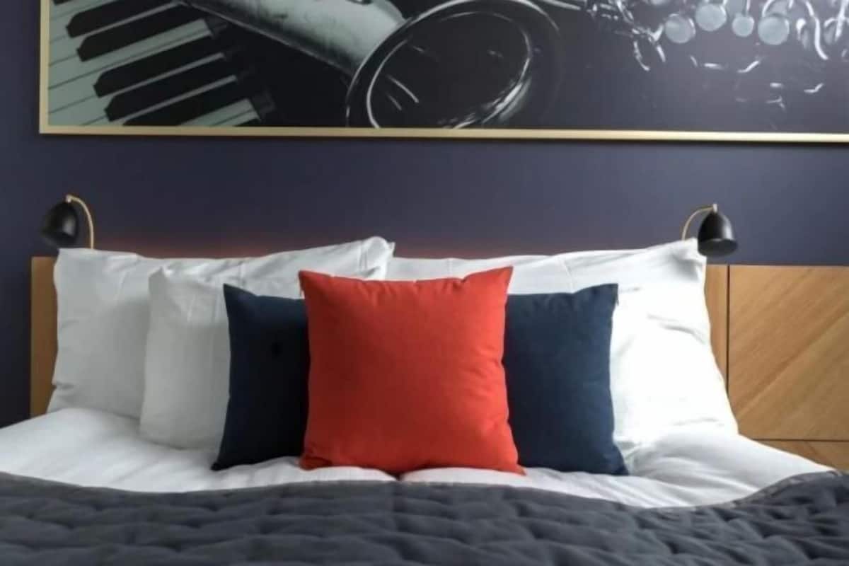 Hypo-allergenic bedding, minibar, in-room safe, desk